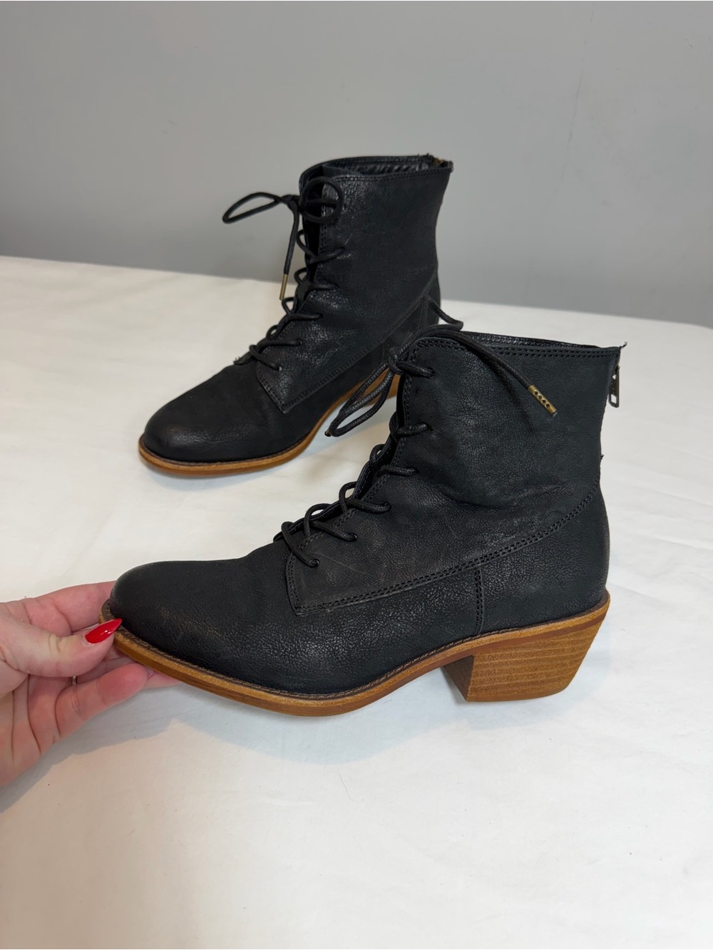 Söfft Annalise black leather lace-up combat booties with back zipper size 8